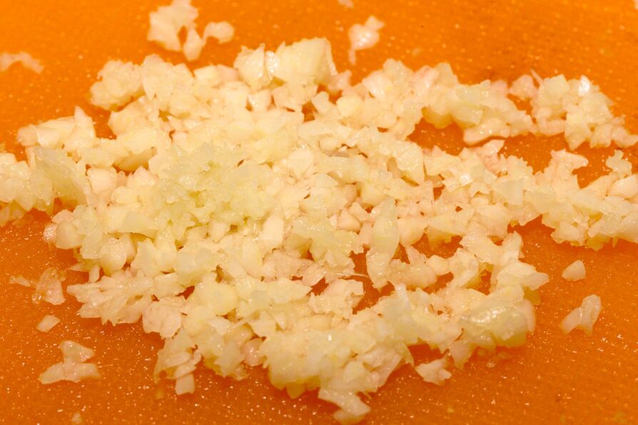 Chopped garlic - the basis for an infusion that eliminates parasites